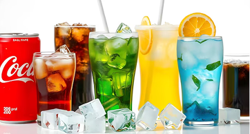 Fileira de copos com bebidas coloridas e refrescantes (verde, amarelo, azul e refrigerante de cola) com gelo, fatias de laranja e hortelã, ao lado de uma lata de refrigerante vermelha sobre um fundo branco limpo.